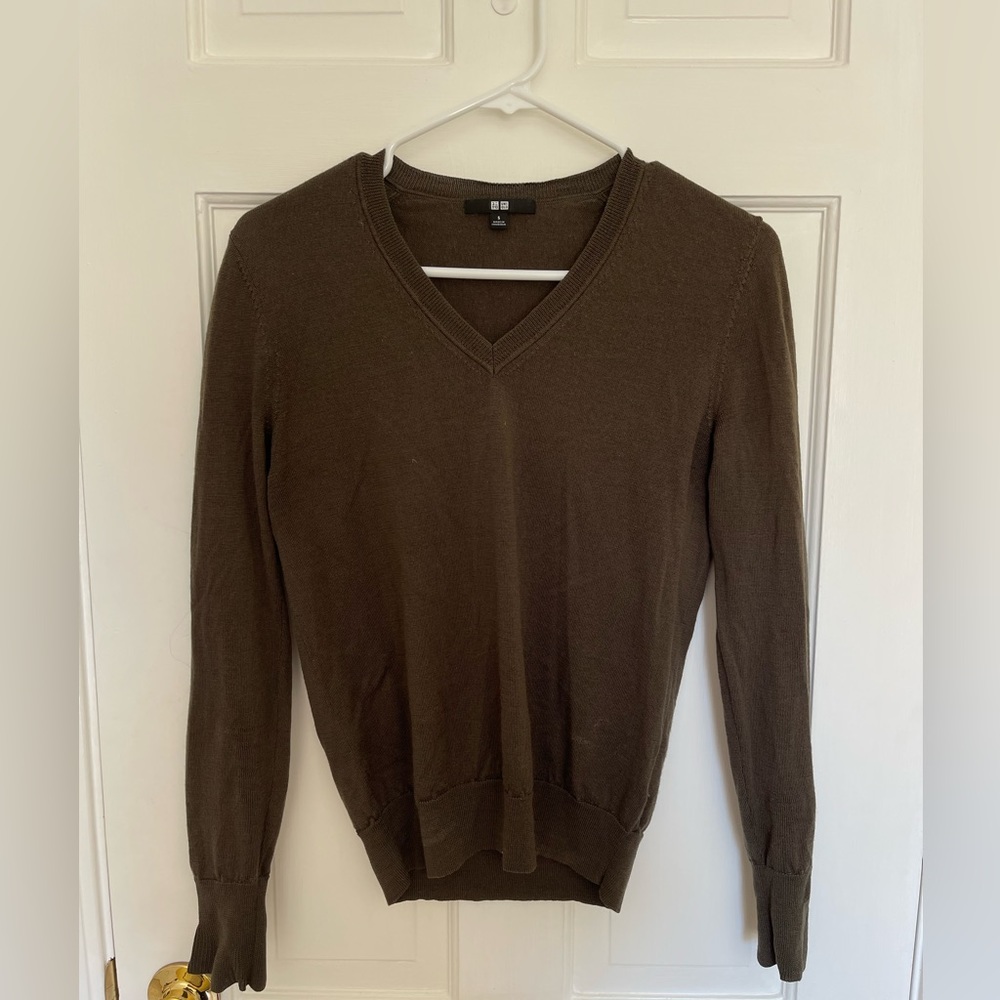 Uniqlo vneck sweater